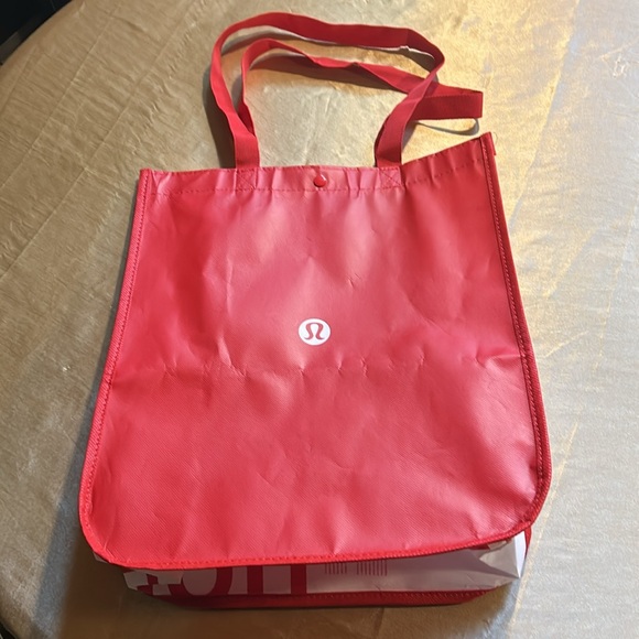 EUC 2 LILLY PULITZER TOTES & 1 LULULEMON TOTE plus a Bonus Lp Tote!! - Picture 4 of 12